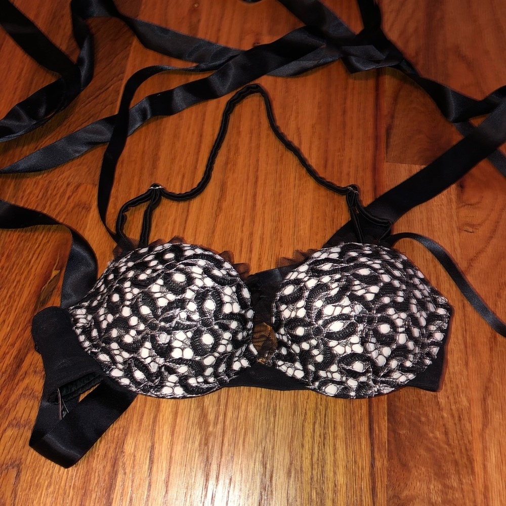 NEw Victoria’s Secret 32B bra black ribbon